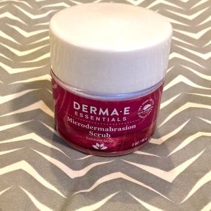 DERMA-E ESSENTIALS Microdermabrasion scrub